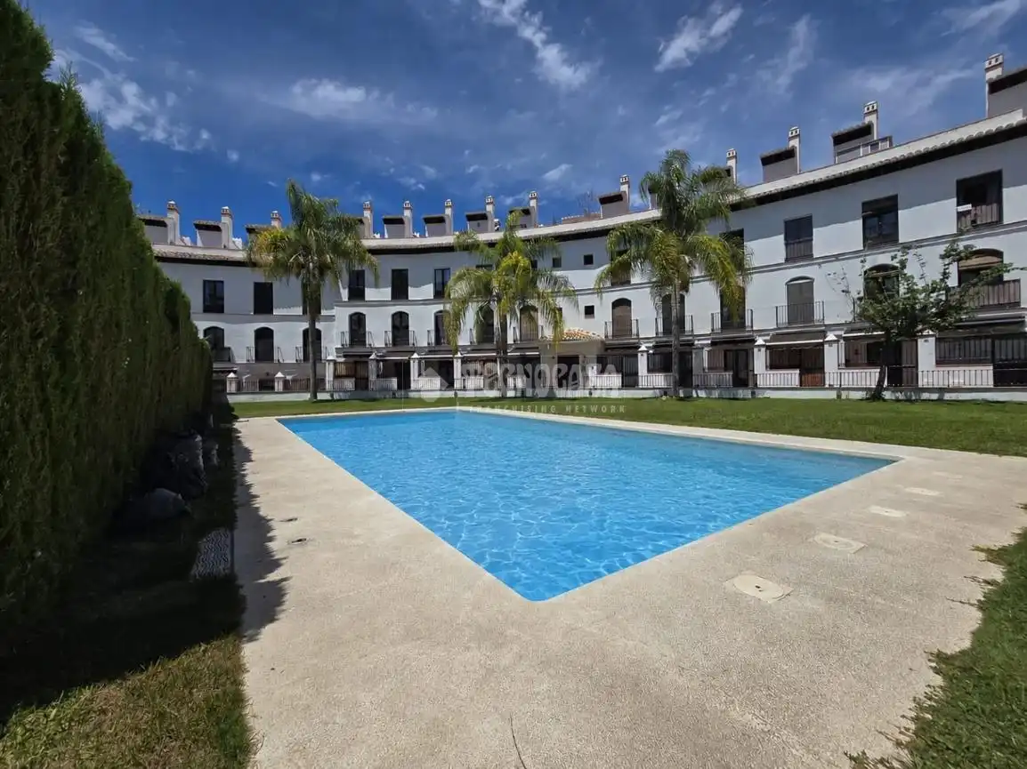 Vista exterior de Piso en venta en Vélez de Benaudalla con Aire acondicionado, Terraza y Piscina comunitaria