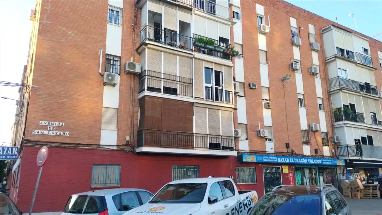 Vista exterior de Piso en venta en Sevilla