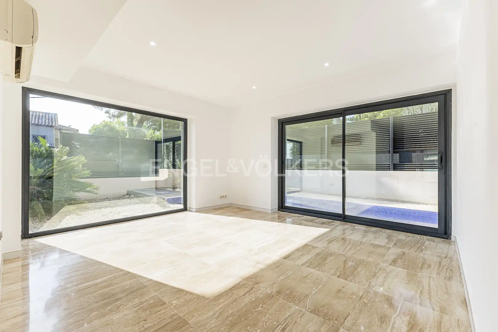 Living room of Houses for sale in Sant Cugat del Vallès  with Air Conditioner, Heating and Private garden