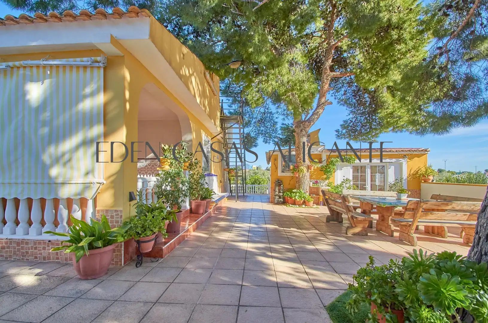 Vista exterior de Casa o xalet en venda en Alicante / Alacant amb Aire condicionat, Jardí privat i Terrassa