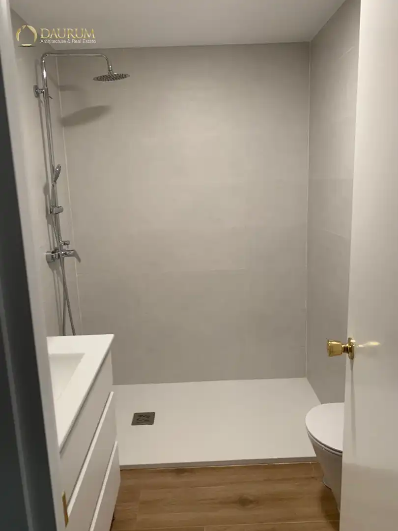 Bany de Pis en venda en Sevilla amb Aire condicionat, Calefacció i Terrassa