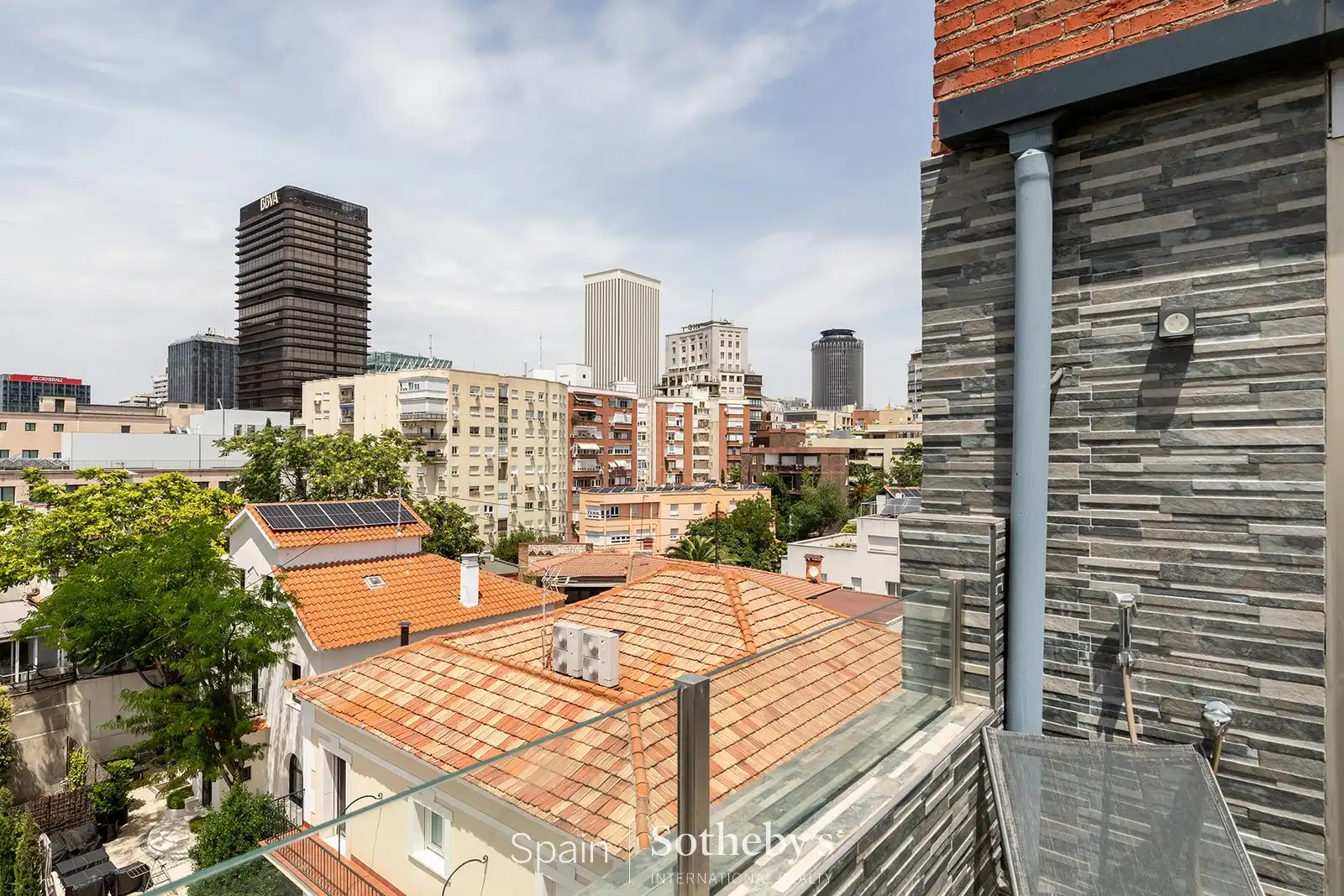 Vista exterior de Àtic en venda en Madrid amb Aire condicionat, Calefacció i Jardí privat