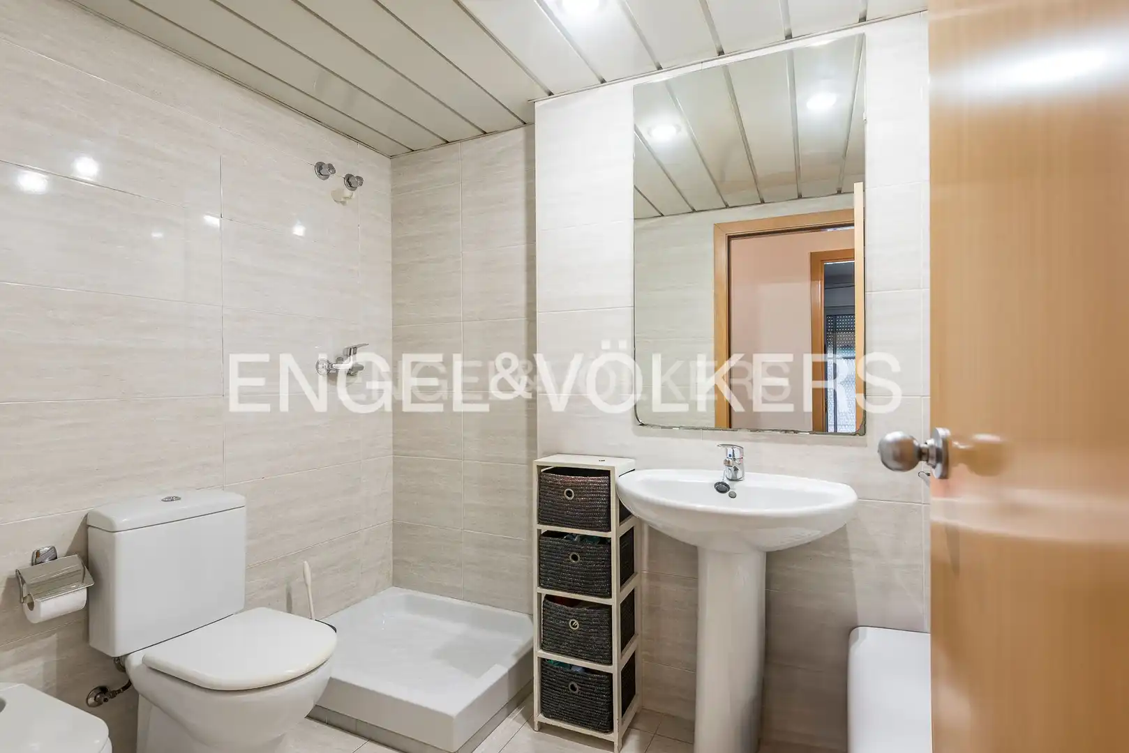 Baño de Apartamento en venta en Sant Boi de Llobregat con Aire acondicionado, Calefacción y Parquet