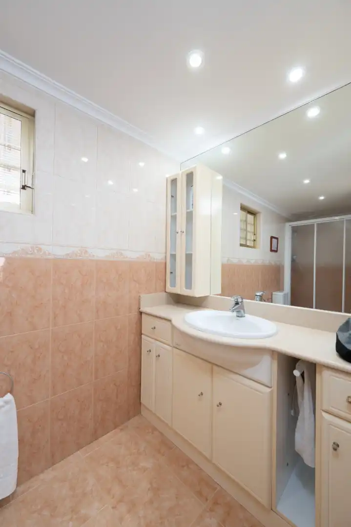 Badezimmer von Wohnung zur Miete in Alicante / Alacant mit Klimaanlage, Heizung und Terrasse