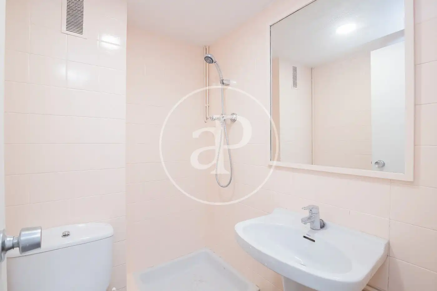 Baño de Piso de alquiler en Barcelona con Aire acondicionado, Calefacción y Terraza