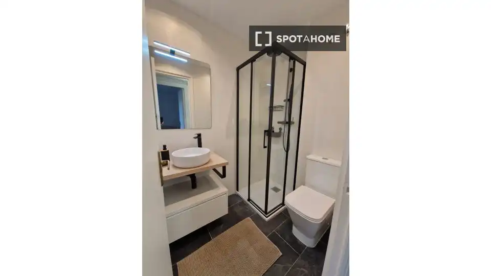 Bany de Apartament per a compartir en Gavà amb Aire condicionat, Terrassa i Moblat