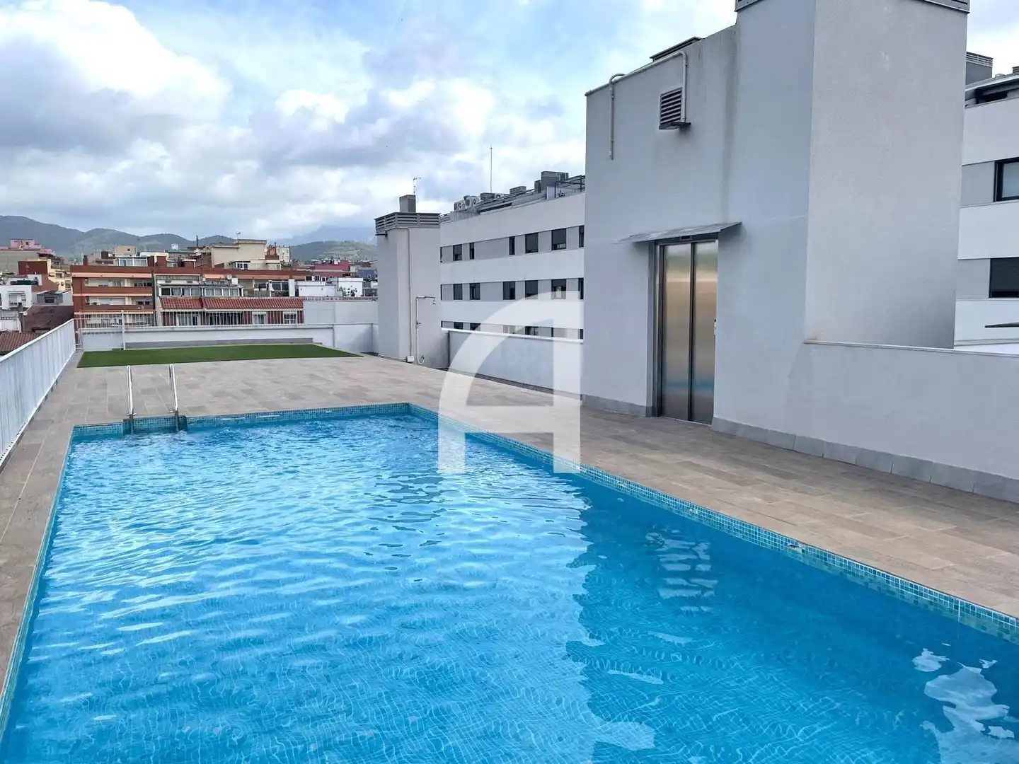 Piscina de Piso en venta en Terrassa con Aire acondicionado, Calefacción y Terraza