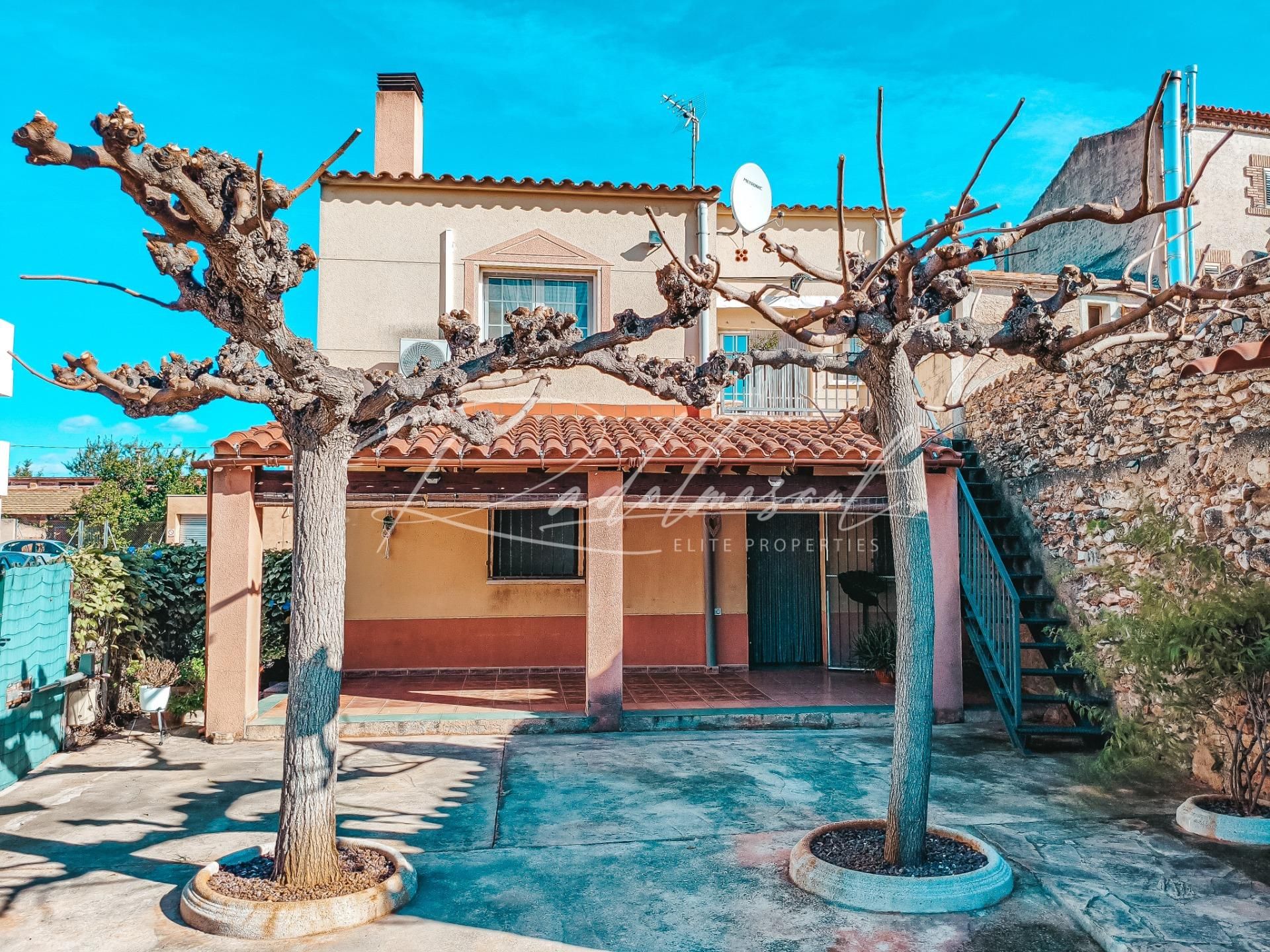 Exterior view of Single-family semi-detached for sale in El Milà  with Air Conditioner and Terrace