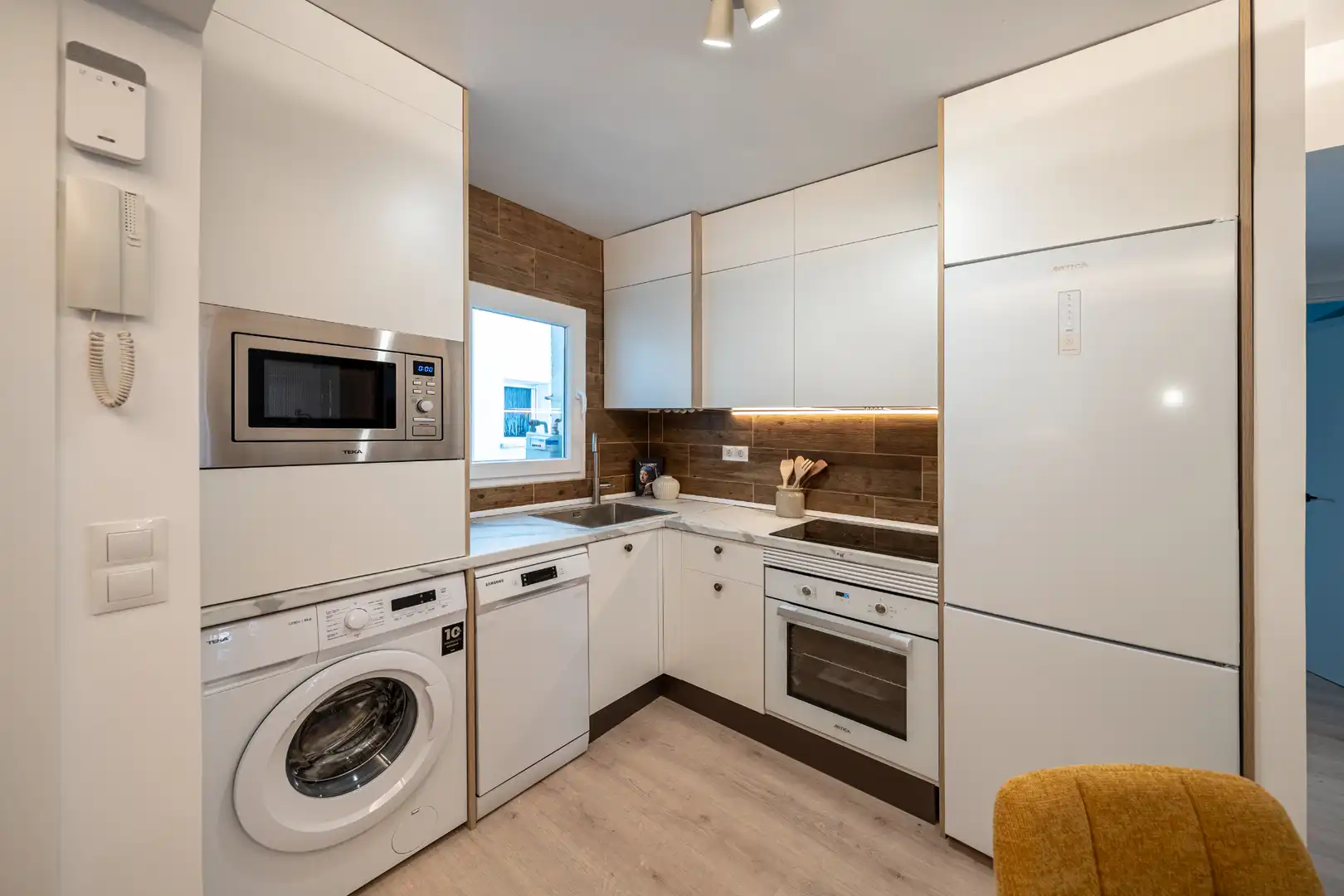Flat with terrace for sale in Calle de Puentedeume, imagen 9