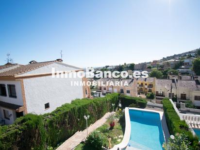 Vista exterior de Casa adosada en venda en Chiva amb Aire condicionat, Terrassa i Piscina