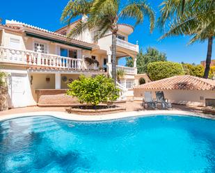 Vista exterior de Casa o xalet en venda en Marbella amb Aire condicionat, Jardí privat i Terrassa