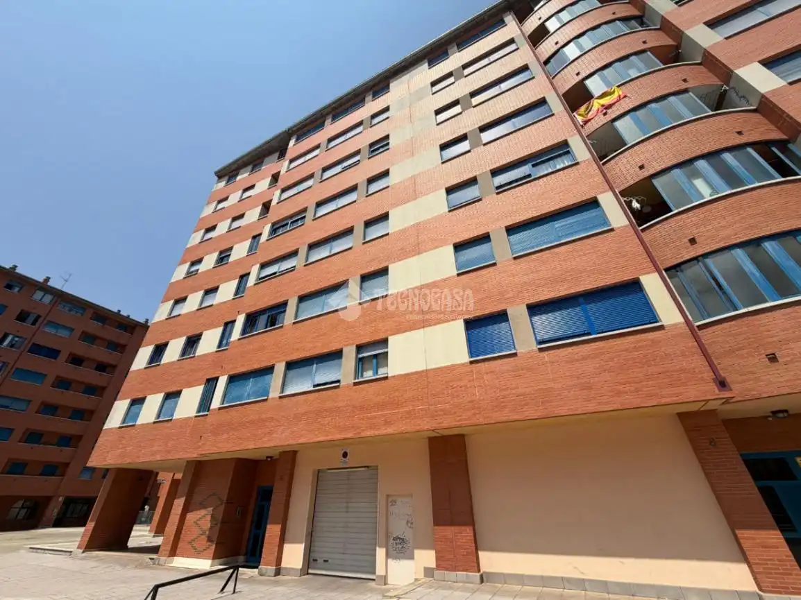 Vista exterior de Pis en venda en León Capital  amb Calefacció, Parquet i Terrassa