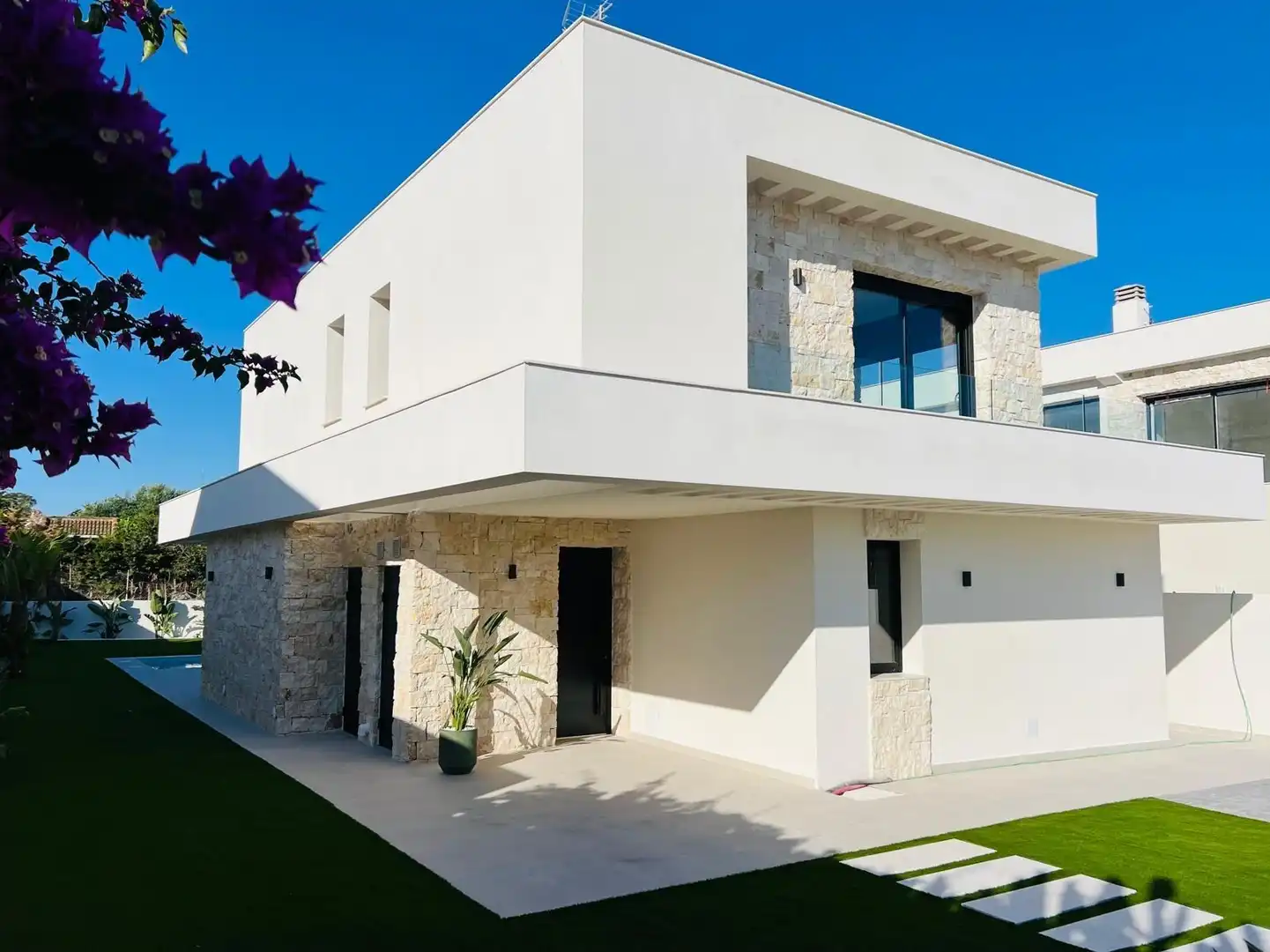 Vista exterior de Casa o xalet en venda en Torrevieja amb Aire condicionat, Calefacció i Jardí privat