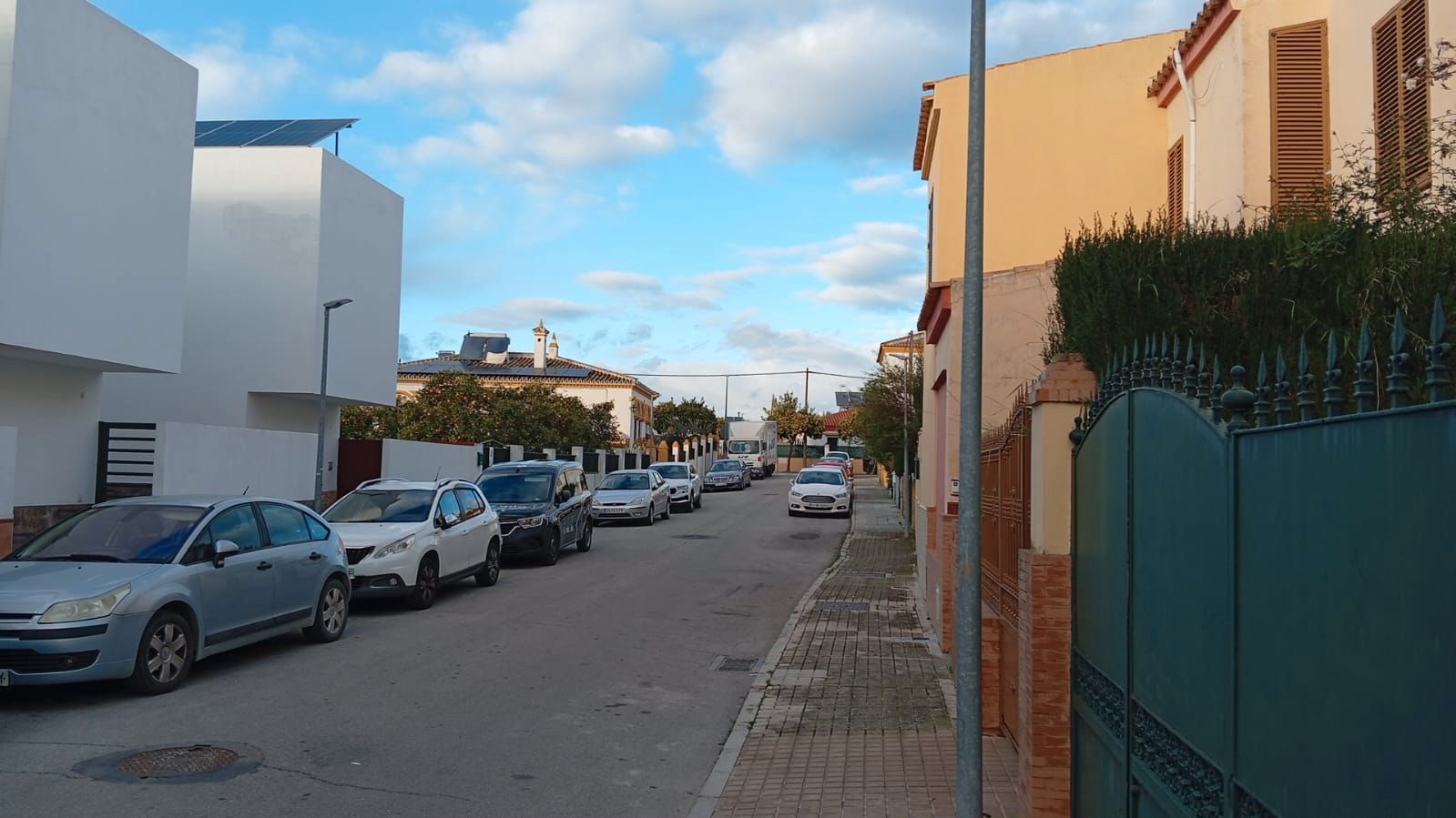 Vista exterior de Casa o xalet en venda en Valencina de la Concepción amb Aire condicionat, Jardí privat i Terrassa
