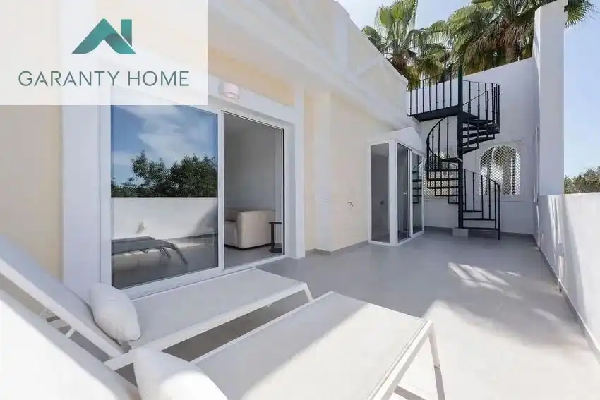 Vista exterior de Ático en venta en Marbella con Aire acondicionado, Terraza y Piscina comunitaria