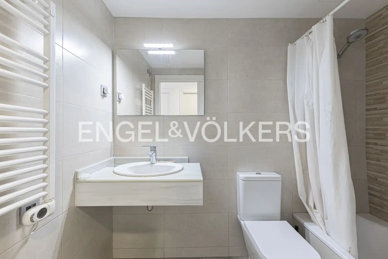 Bathroom of Flat for sale in Barcelona  with Air Conditioner, Heating and Parquet flooring
