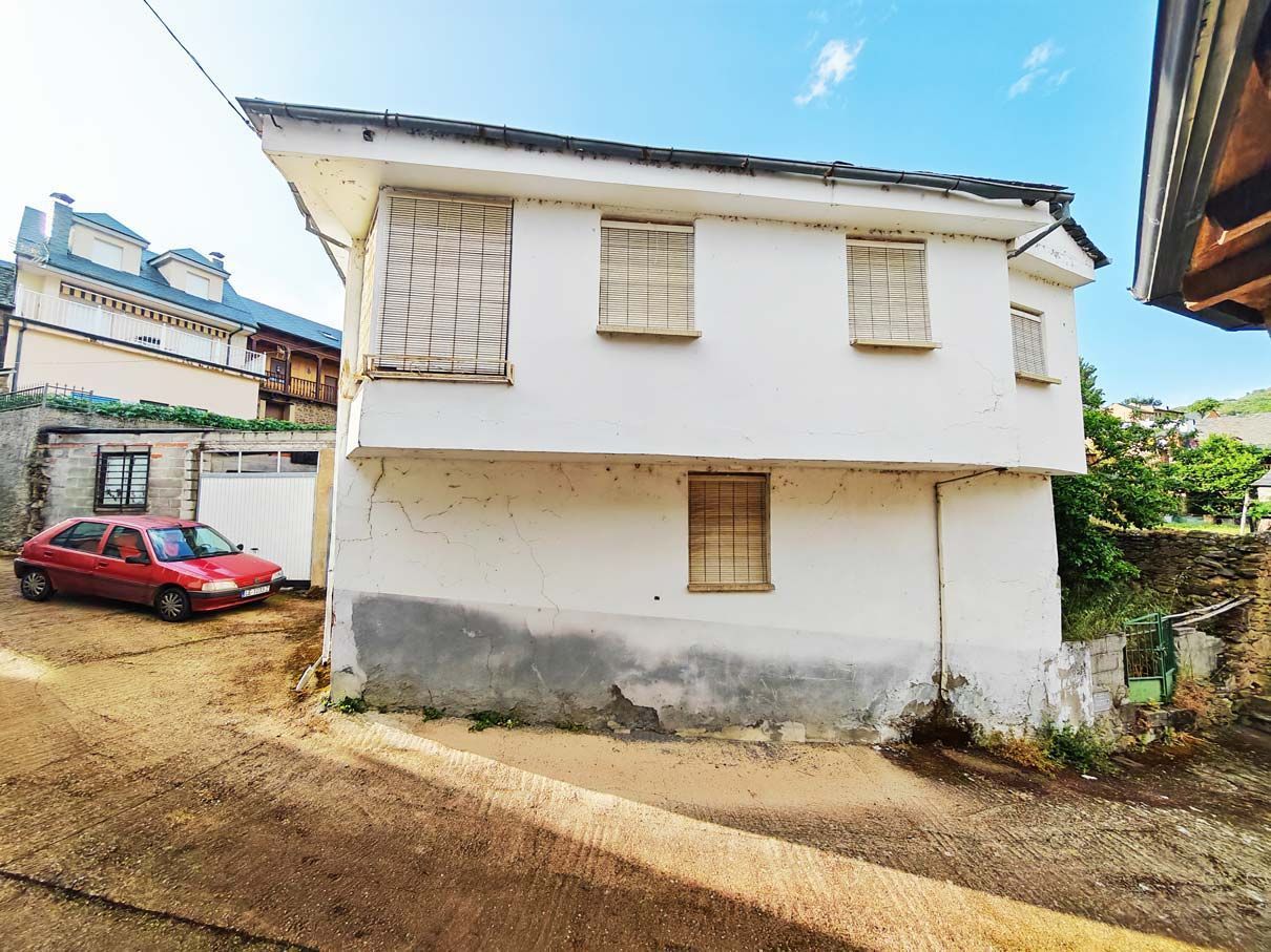 Exterior view of House or chalet for sale in Bembibre  with Heating, Private garden and Furnished