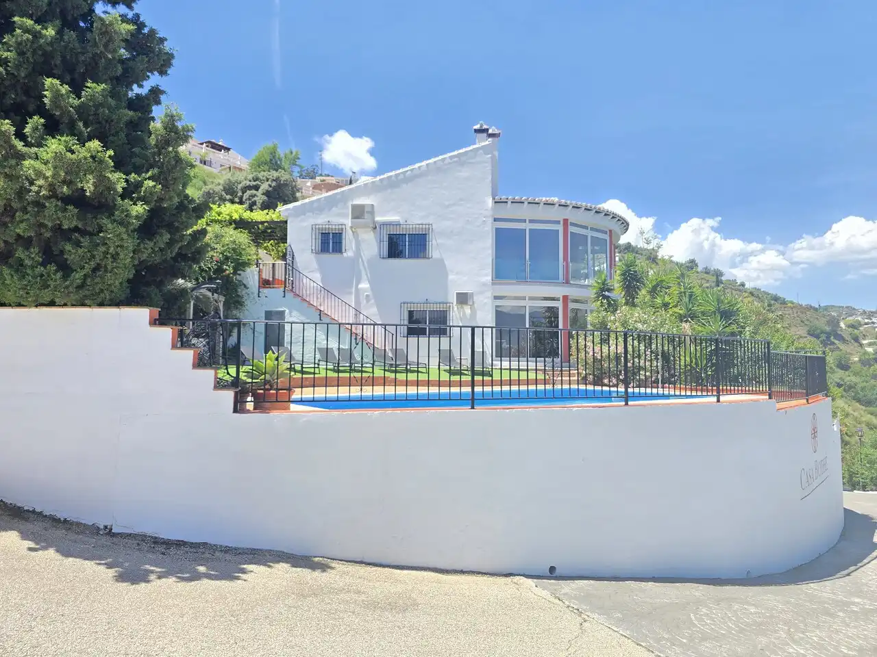 Vista exterior de Casa o xalet en venda en Viñuela amb Aire condicionat, Terrassa i Piscina