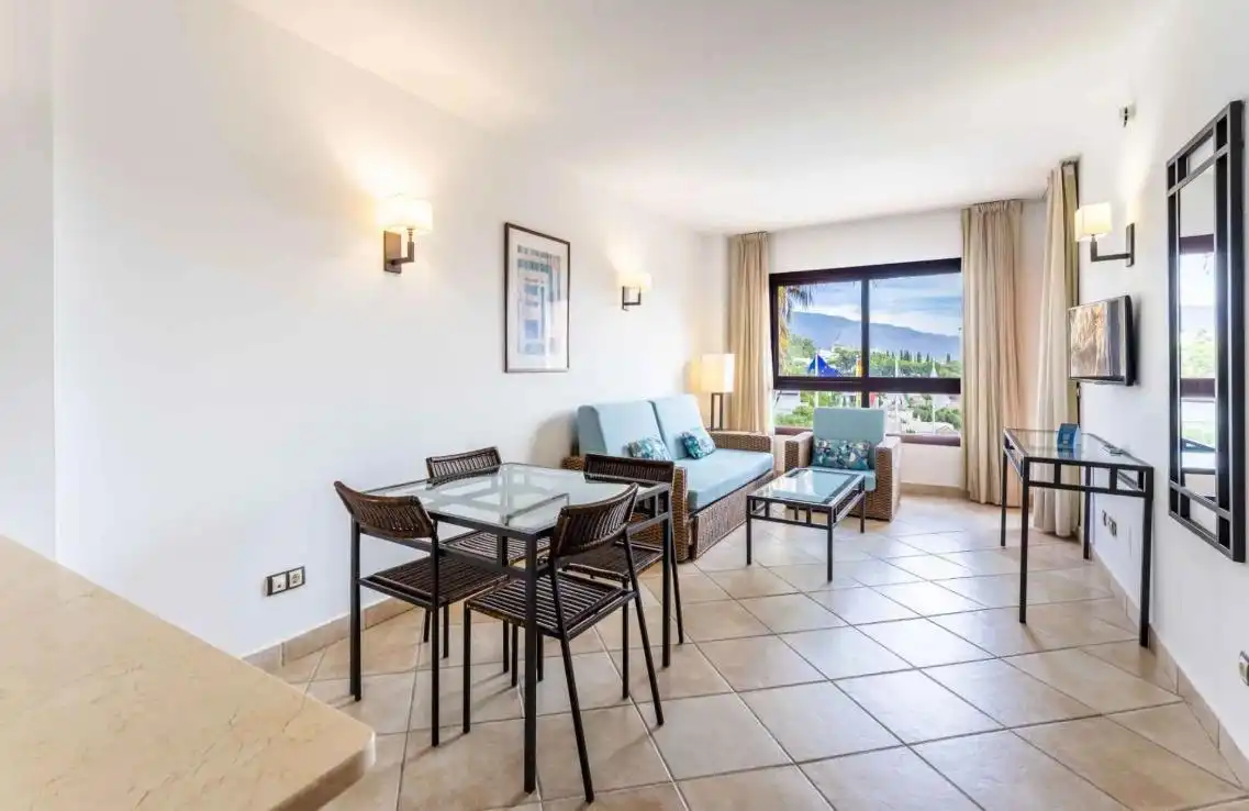 Sala d'estar de Apartament en venda en Estepona amb Aire condicionat, Jardí privat i Terrassa