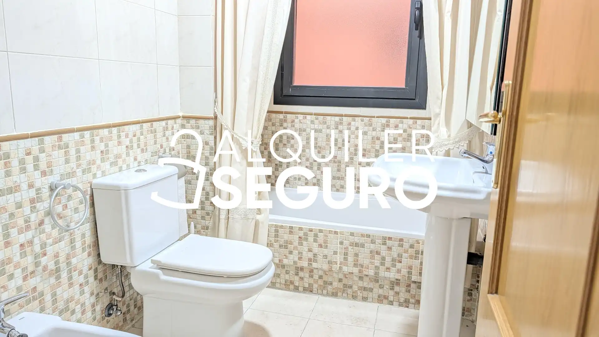 Bathroom of Flat for rent in Madrid  with Air Conditioner, Heating and Terrace