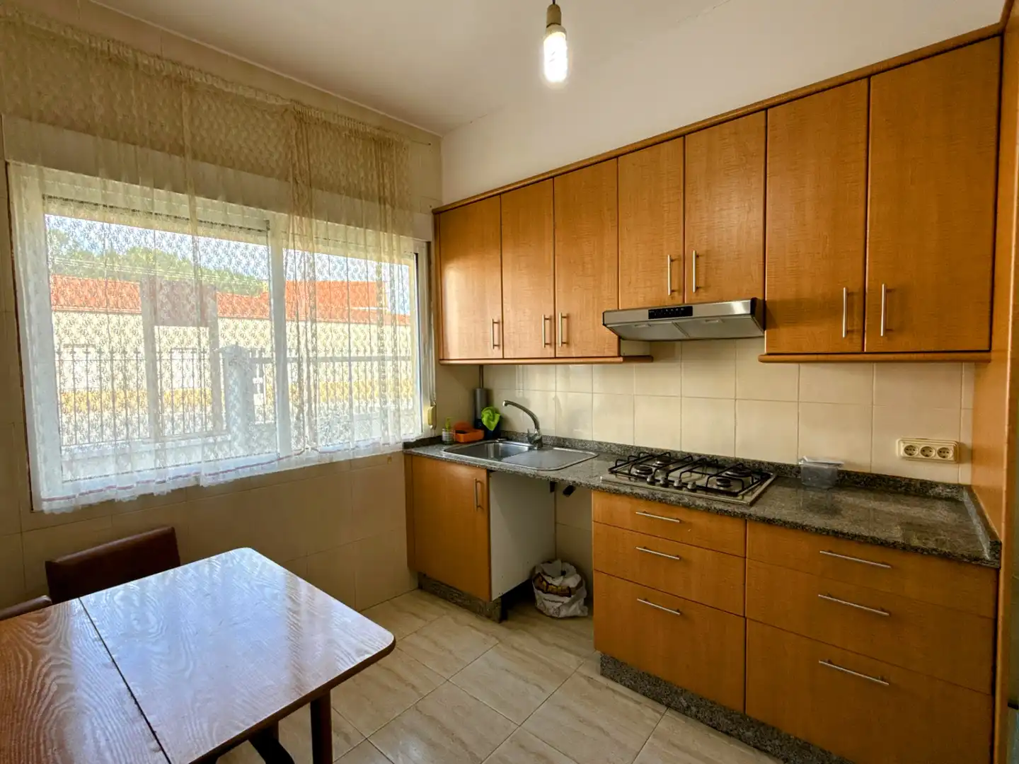 Cuina de Casa o xalet en venda en Carballo amb Terrassa