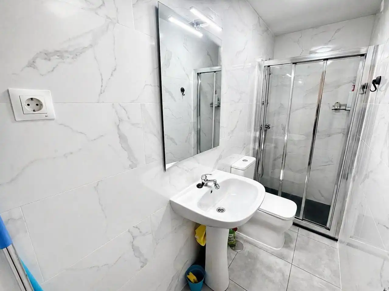 Baño de Piso para compartir en Madrid con Aire acondicionado, Calefacción y Amueblado