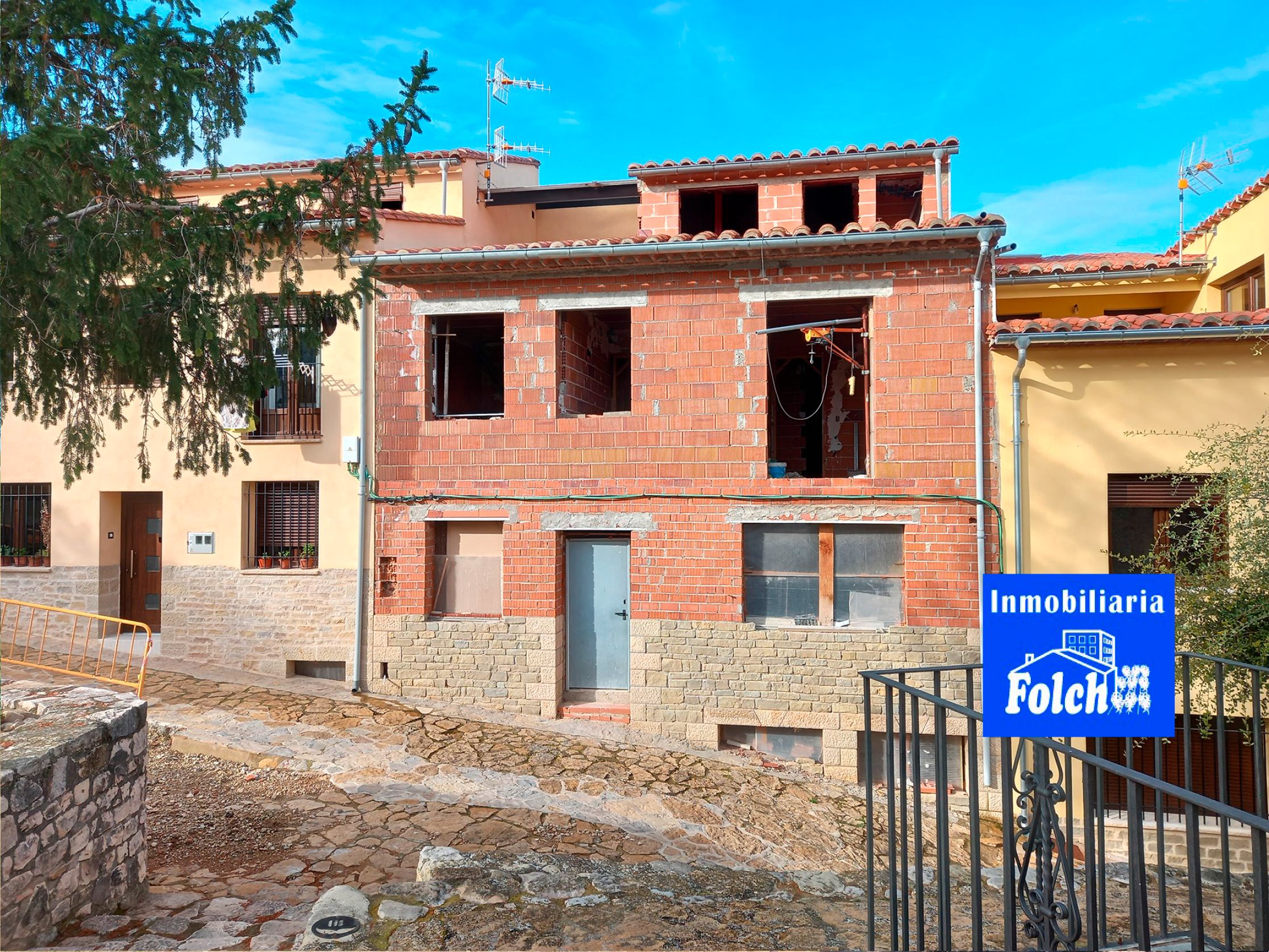 Vista exterior de Casa adosada en venda en Forcall amb Terrassa i Traster