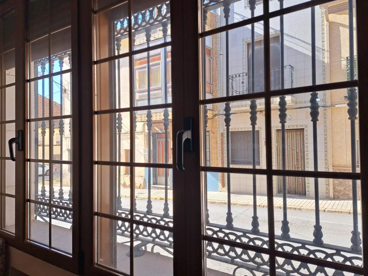 Vista exterior de Casa adosada en venda en Requena amb Terrassa, Traster i Balcó