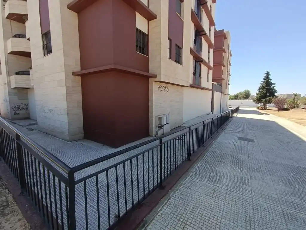 Vista exterior de Local en venta en Casco Antiguo