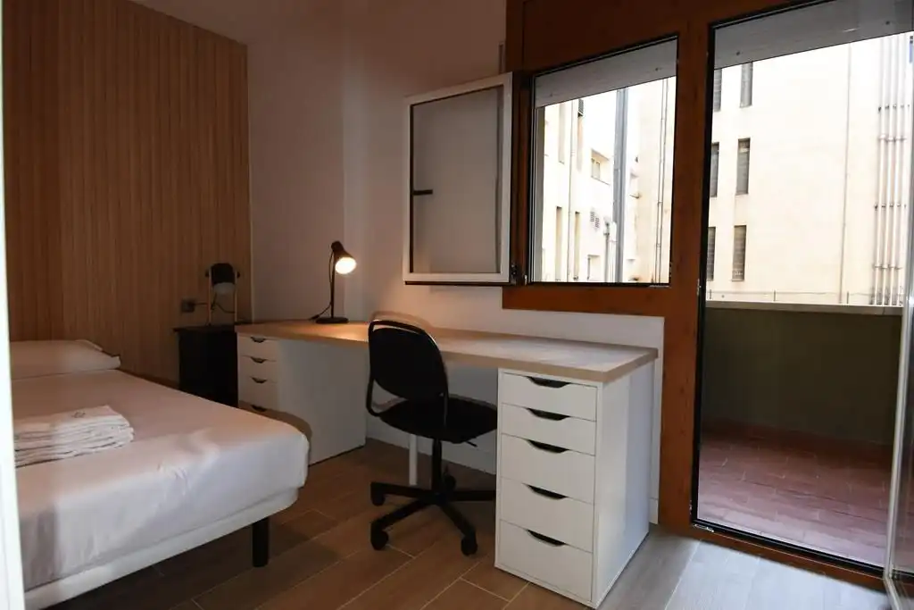 Dormitori de Pis de lloguer en Girona amb Aire condicionat, Calefacció i Terrassa