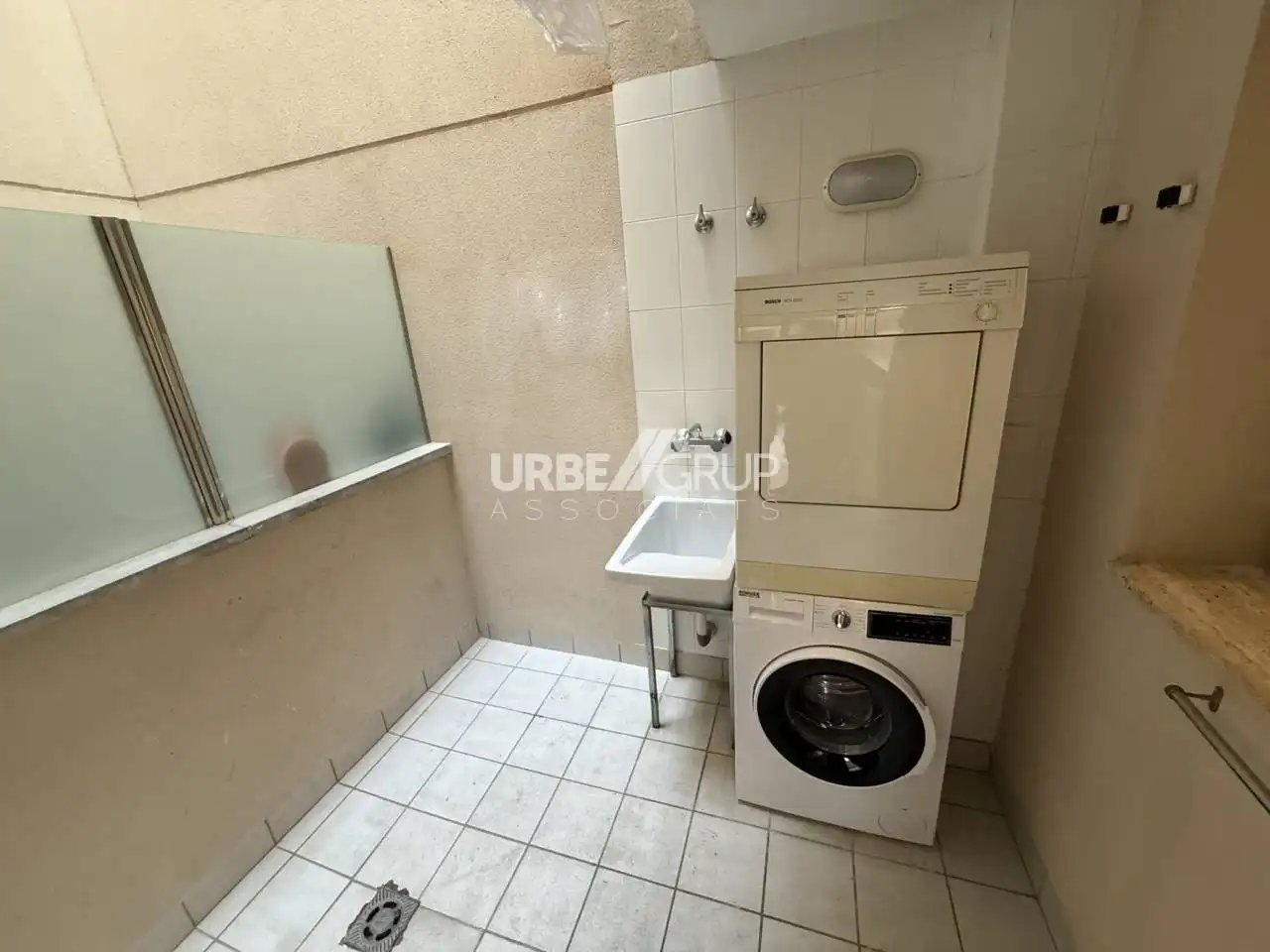 Flat for rent in Calle CISTERNA, Barri del Centre