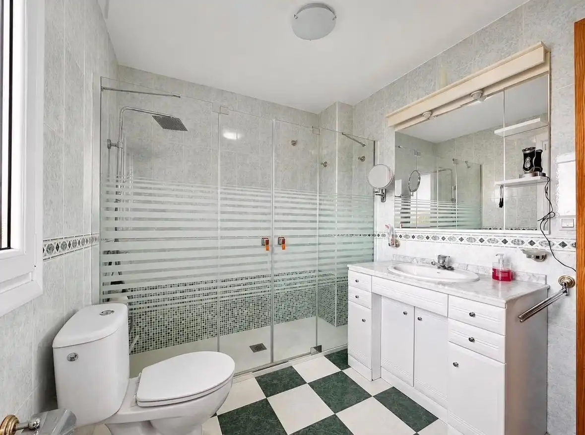 Baño de Casa adosada en venta en Fuente Vaqueros con Aire acondicionado, Calefacción y Terraza