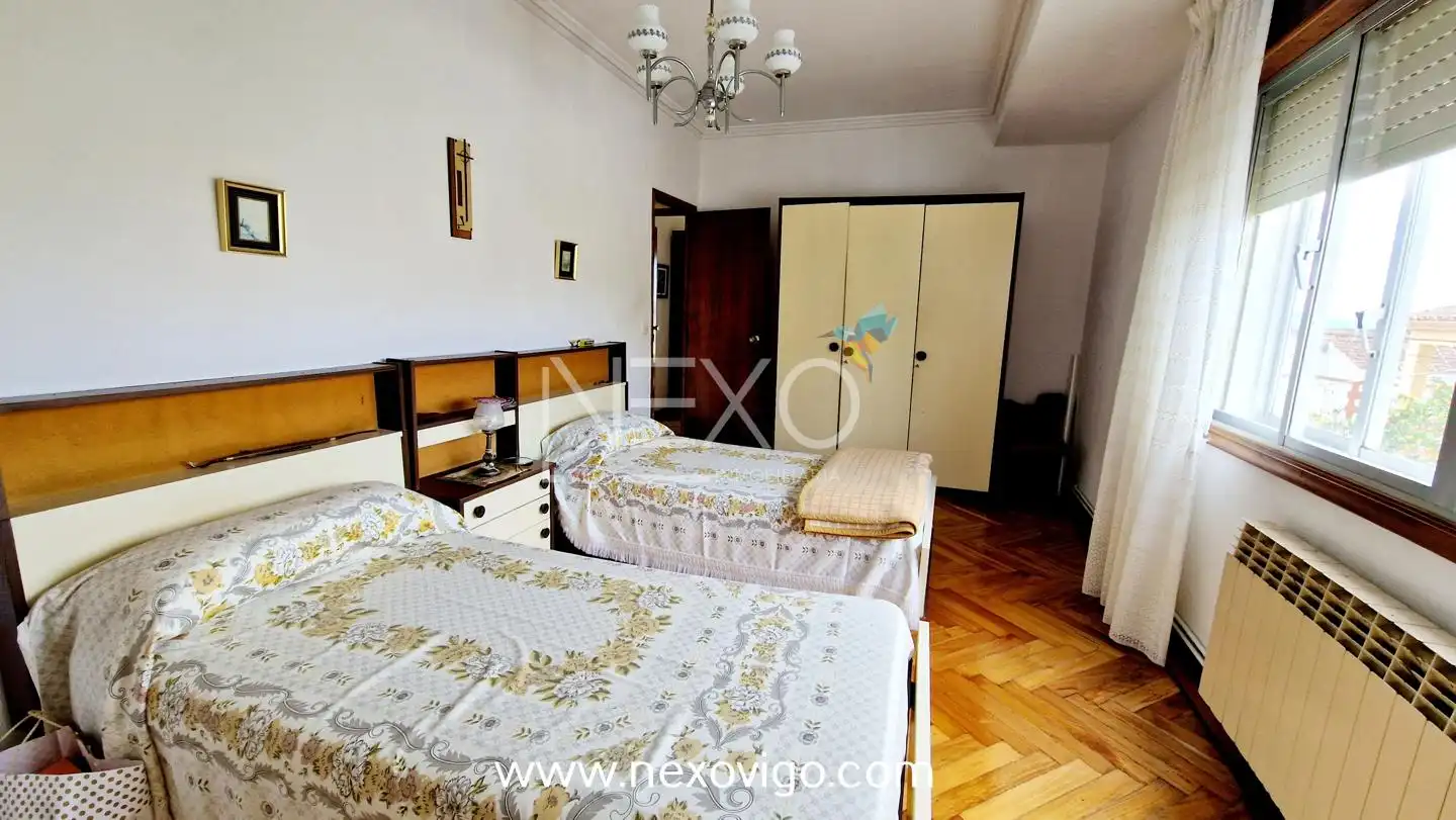 Dormitori de Casa o xalet en venda en Cangas  amb Calefacció, Jardí privat i Parquet