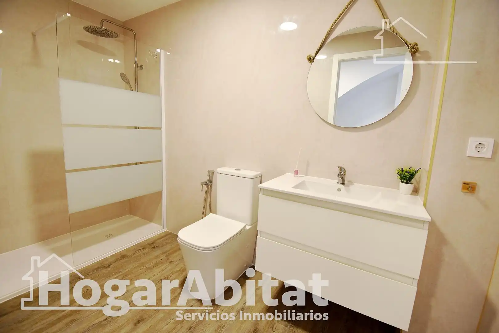 Bathroom of Houses for sale in Tavernes de la Valldigna  with Parquet flooring and Terrace