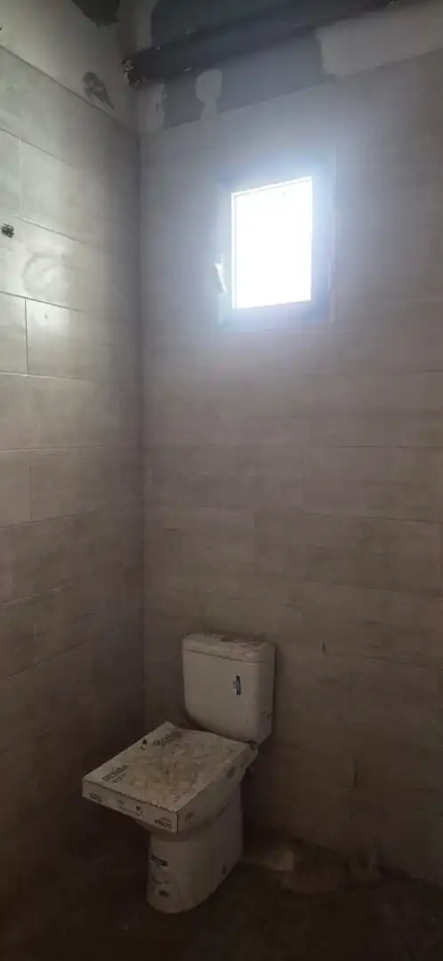 Baño de Local de alquiler en Granja de Rocamora con Parquet