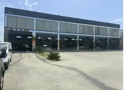 Außenansicht von Fabrikhallen zur Miete in Ordes
