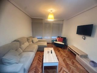 Sala d'estar de Pis de lloguer en León Capital  amb Calefacció, Parquet i Moblat