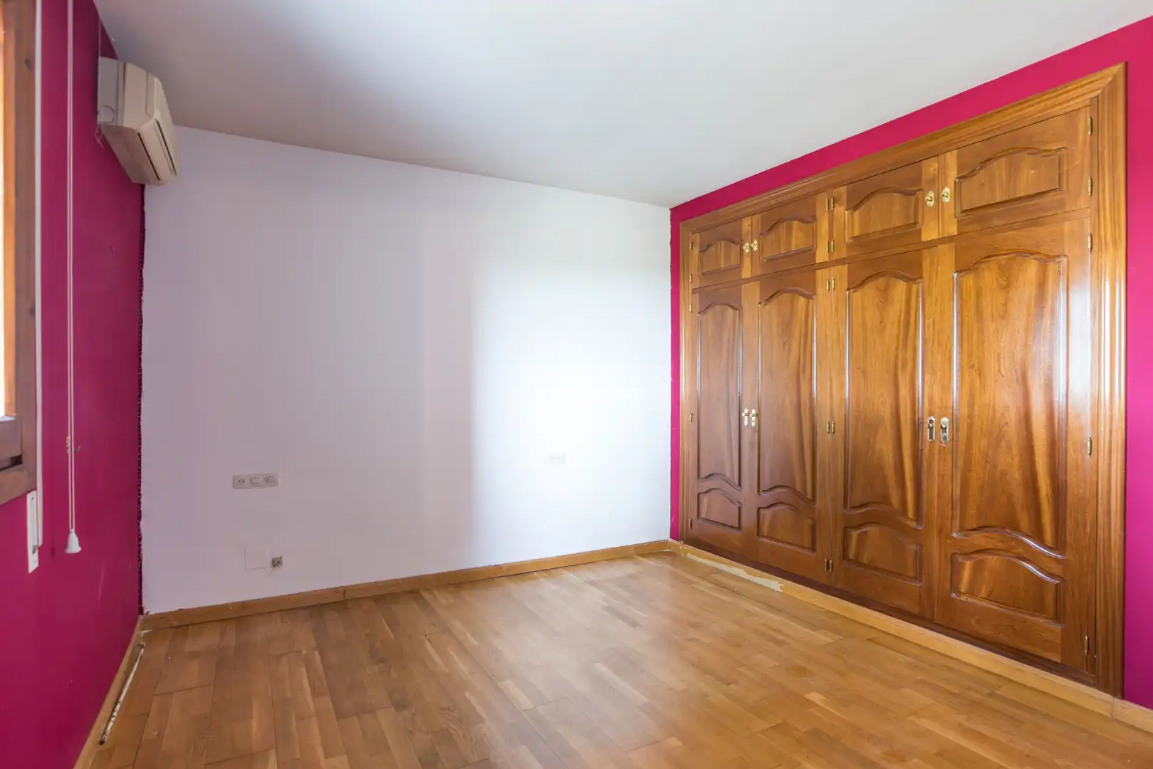 Bedroom of Houses for sale in Pozuelo de Alarcón  with Air Conditioner, Heating and Private garden