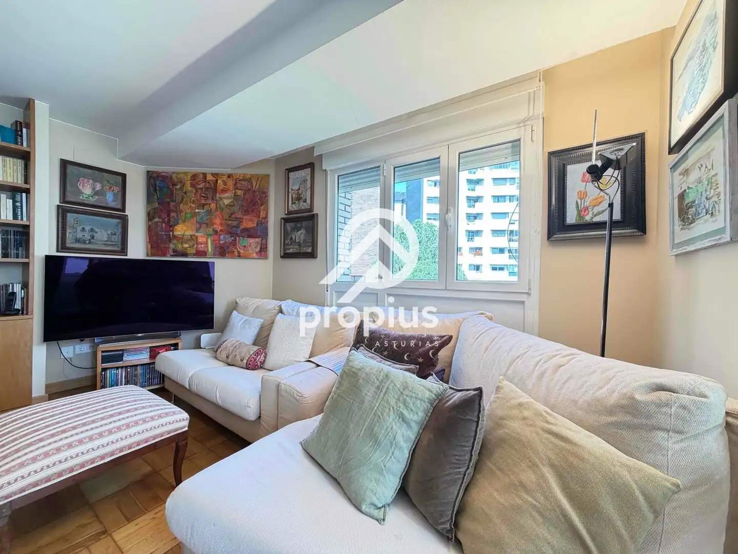 Living room of Flat for sale in Oviedo   with Heating, Parquet flooring and Oven