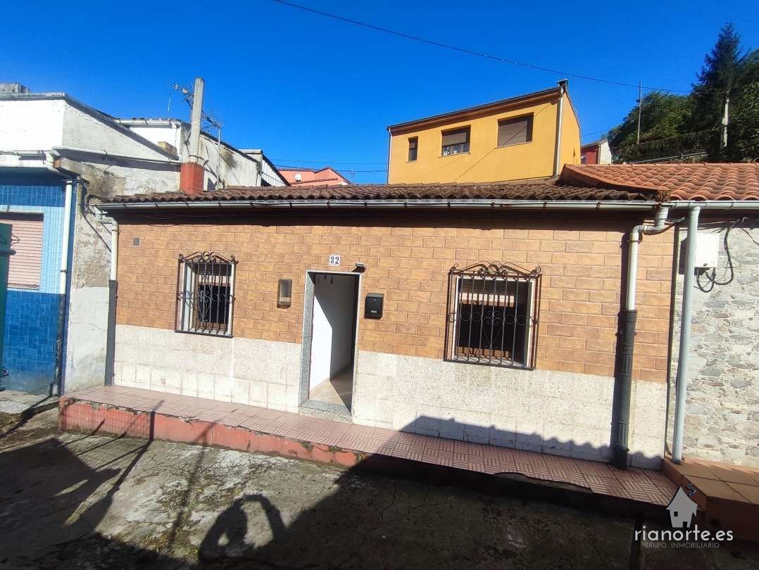 Vista exterior de Casa o xalet en venda en Langreo amb Calefacció