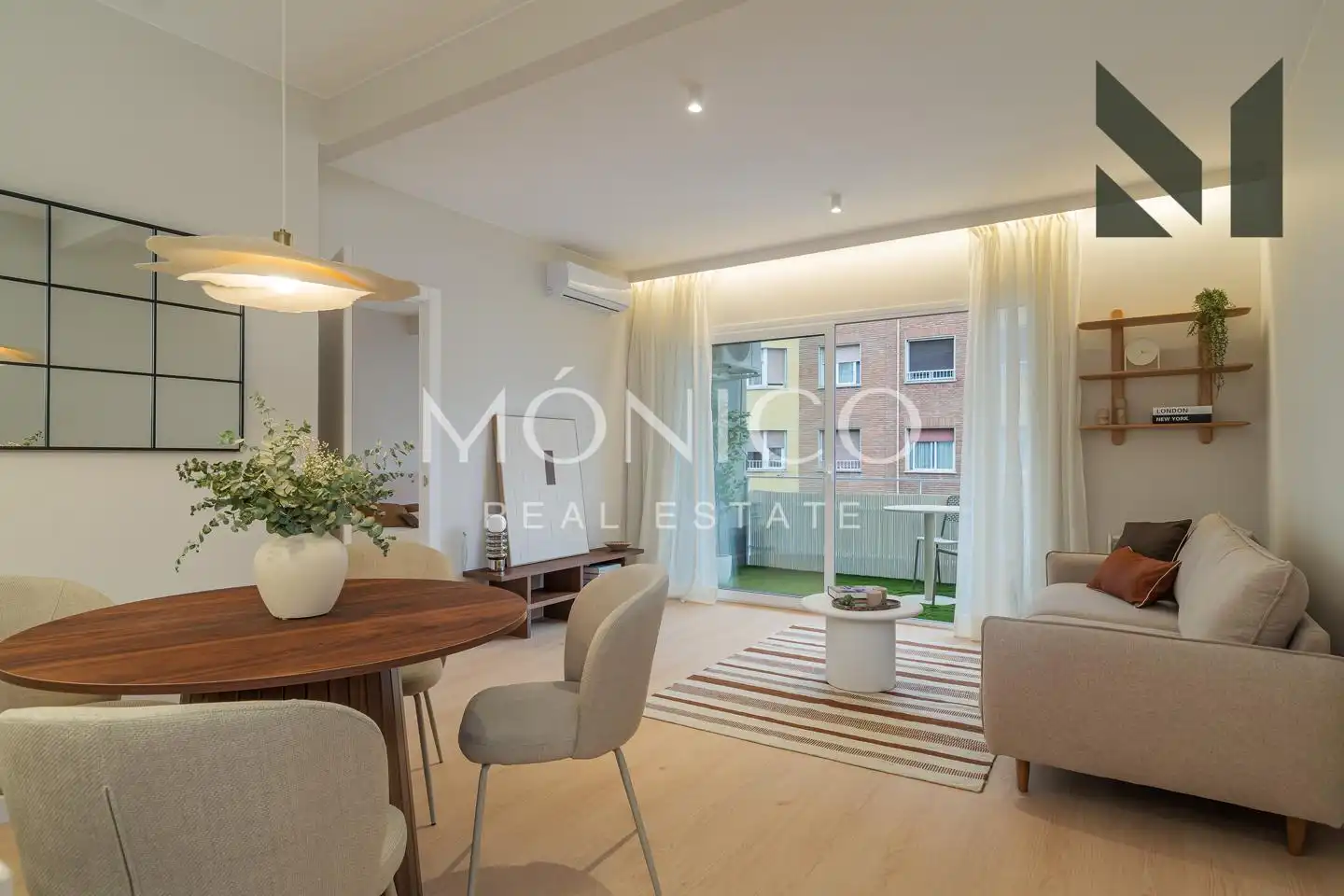 Piso con terraza en venta en Calle de Sicília