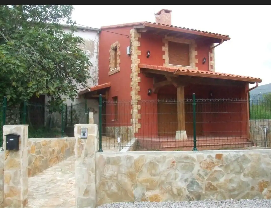 Vista exterior de Casa adosada en venta en Riotuerto con Calefacción y Terraza