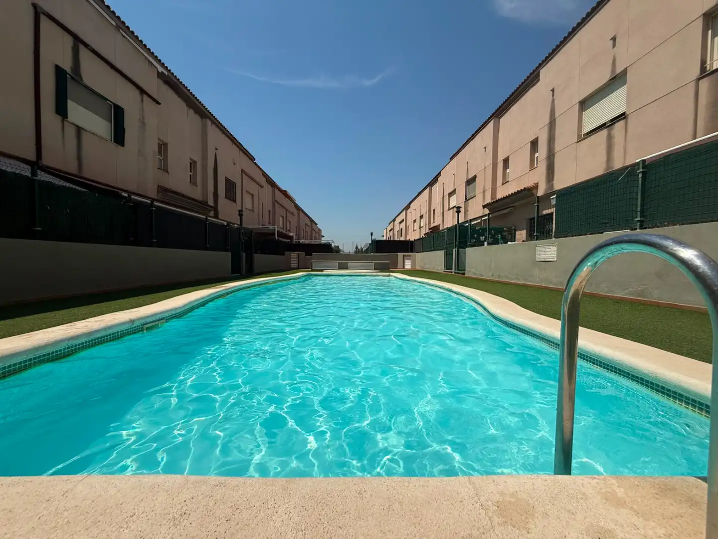 Piscina de Casa adosada en venda en La Pobla de Vallbona amb Aire condicionat, Calefacció i Terrassa