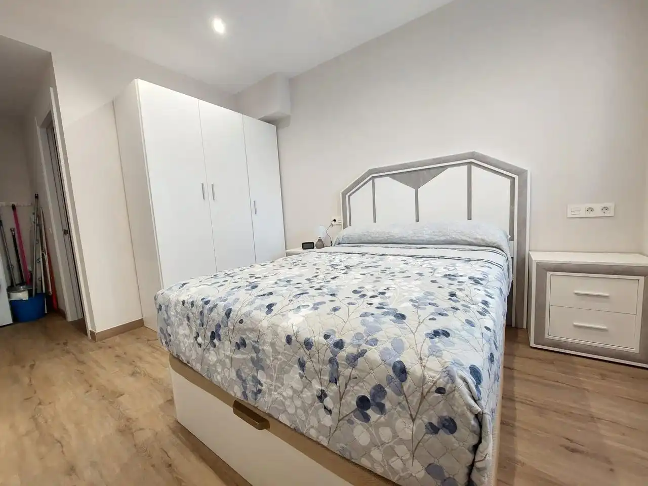 Schlafzimmer von Erdgeschoss zur Miete in Gijón  mit Heizung, Abstellraum und Möbliert