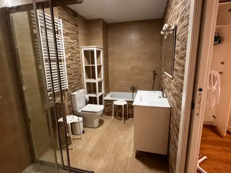 Badezimmer von Wohnung zur Miete in Salamanca Capital mit Klimaanlage