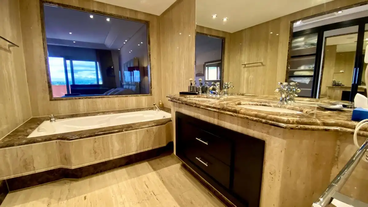 Baño de Ático en venta en Marbella con Aire acondicionado, Terraza y Sauna