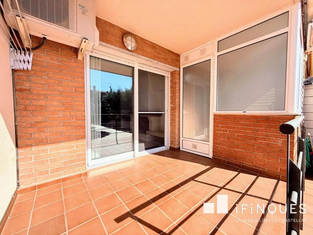 Vista exterior de Casa o chalet en venta en Castellar del Vallès con Aire acondicionado, Calefacción y Jardín privado
