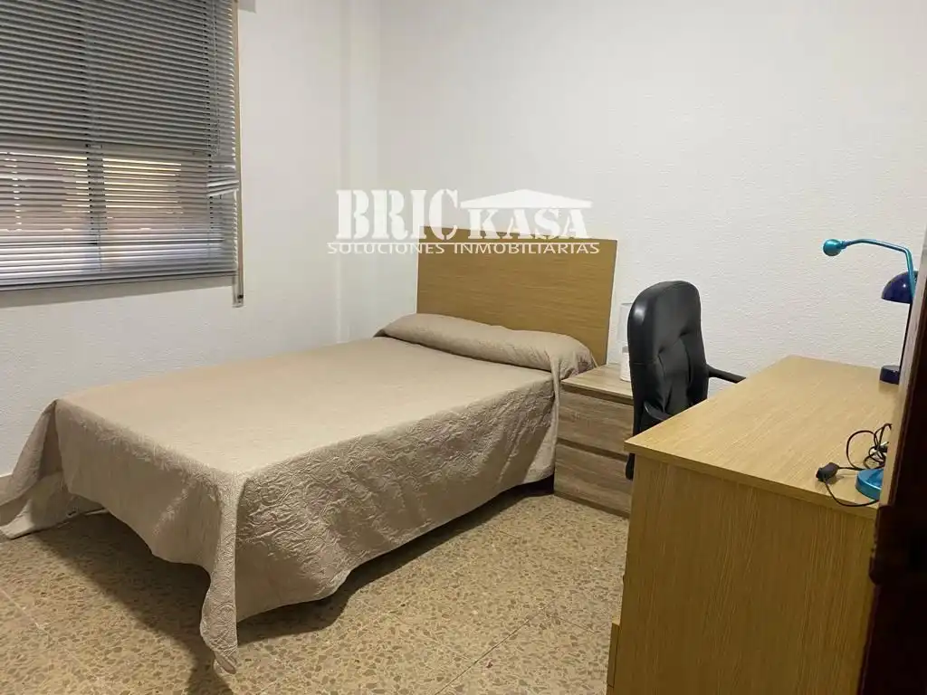 Schlafzimmer von Dachboden zur Miete in Cáceres mit Heizung, Terrasse und Möbliert