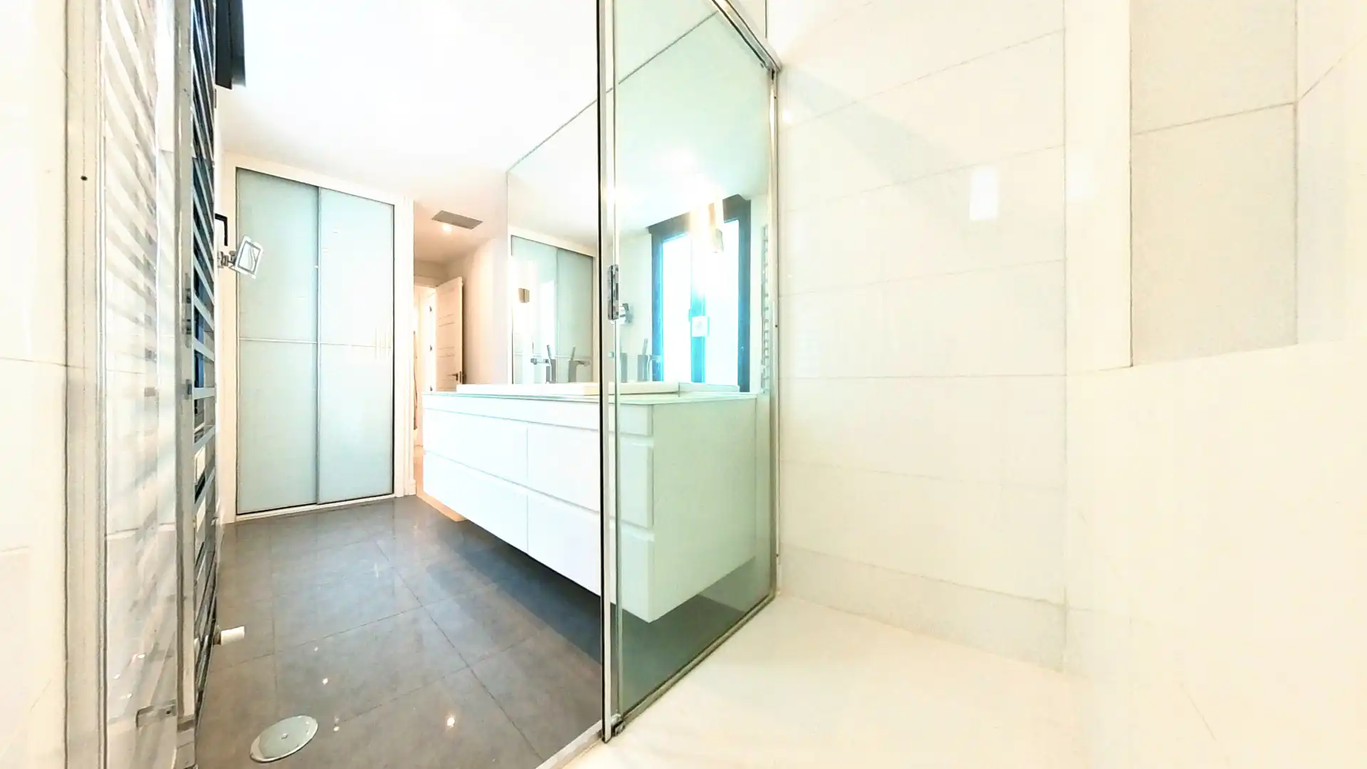 Baño de Ático de alquiler en Madrid con Aire acondicionado, Terraza y Trastero