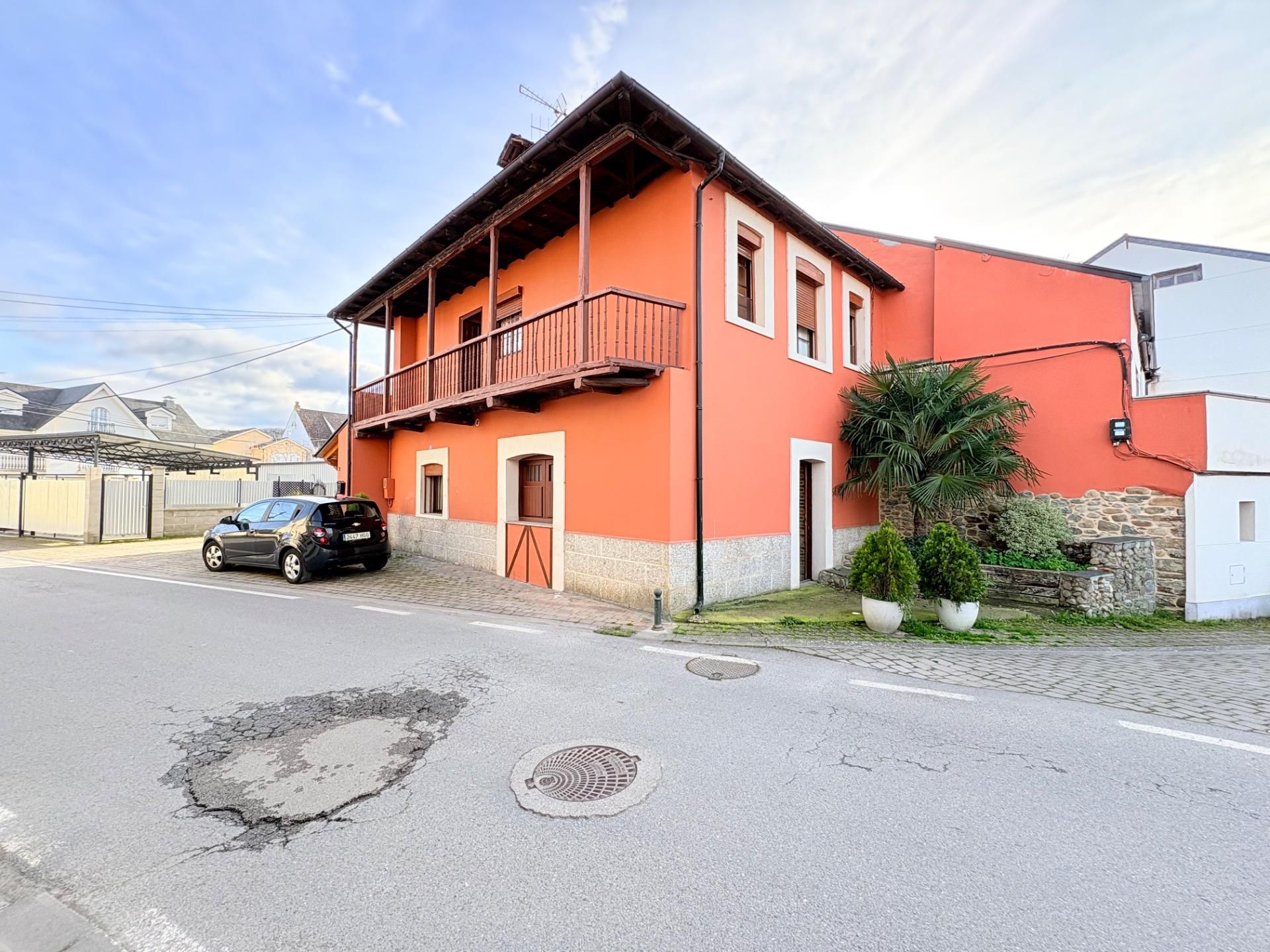 Vista exterior de Casa o xalet en venda en Carracedelo amb Jardí privat i Terrassa